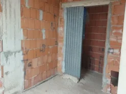 #14605 Terreno edificabile con edificio residenziale in costruzione