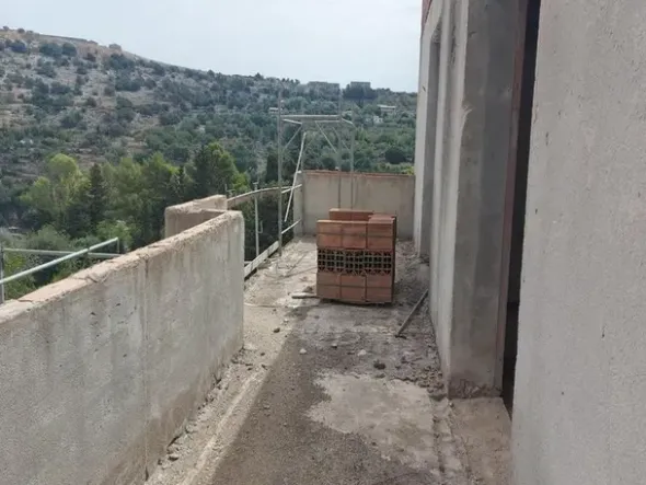 #14605 Terreno edificabile con edificio residenziale in costruzione