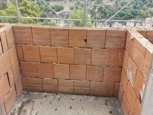 #14605 Terreno edificabile con edificio residenziale in costruzione