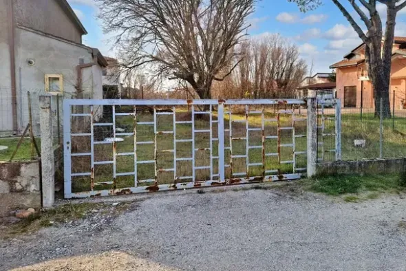 #20199 Terreno edificabile con fabbricati rurali da demolire
