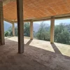 #24776 Terreno edificabile con progetto approvato e con struttura portante e tetto completate