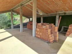#24776 Terreno edificabile con progetto approvato e con struttura portante e tetto completate