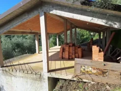 #24776 Terreno edificabile con progetto approvato e con struttura portante e tetto completate