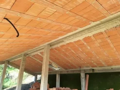#24776 Terreno edificabile con progetto approvato e con struttura portante e tetto completate