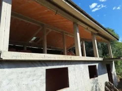 #24776 Terreno edificabile con progetto approvato e con struttura portante e tetto completate