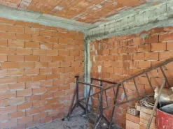 #24776 Terreno edificabile con progetto approvato e con struttura portante e tetto completate