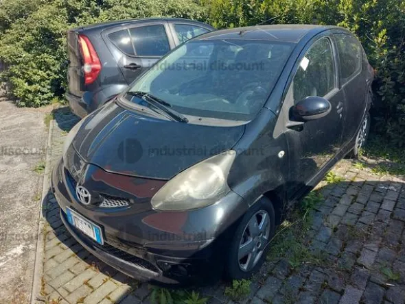 3#10043 Toyota Aygo e mobilio da ufficio