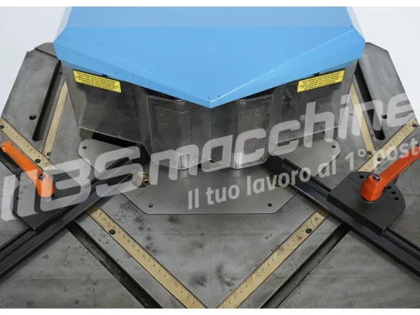 Tranciatrice scantonatrice ad angolo variabile regolazione gioco lame automatica EUROMAC 220/6R
