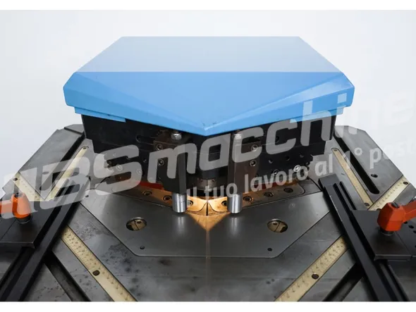 Tranciatrice scantonatrice ad angolo variabile regolazione gioco lame automatica EUROMAC 220/6R