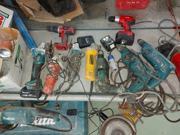 7#5859 Trapano Makita e avvitatore De Walt