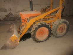 385#7078 Trattore agricolo con pala