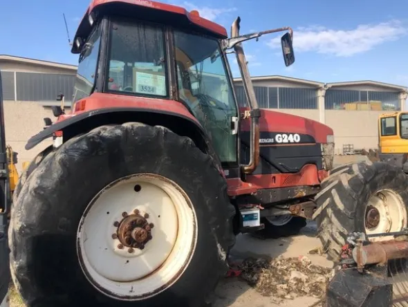 13#4733 Trattore agricolo New Holland G 240