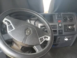 8#8039 Trattore cabinato Renault Truck