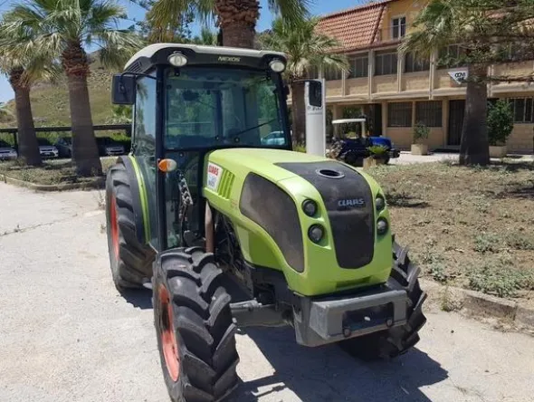 20#3287 Trattore Claas Nexos 240