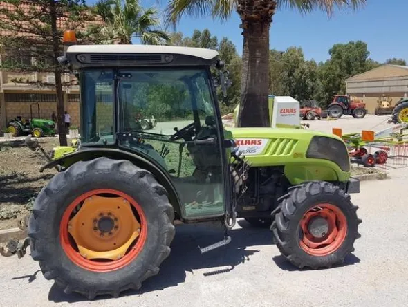 20#3287 Trattore Claas Nexos 240