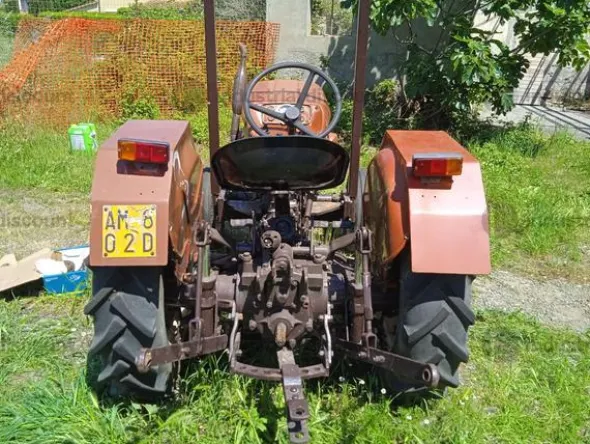 1#8884 Trattore Fiat 300