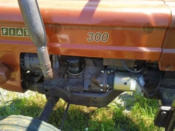 1#8884 Trattore Fiat 300
