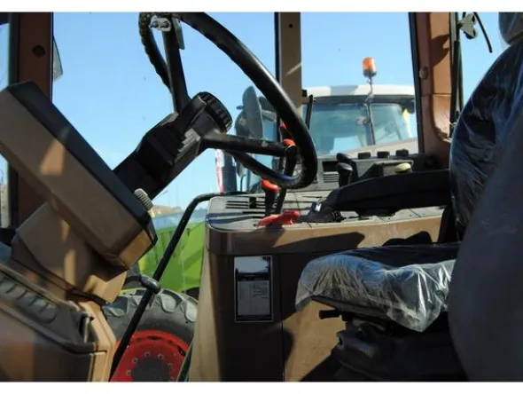 8#3287 Trattore John Deere 6400 AS