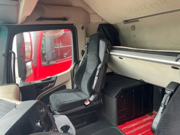 4#8302 Trattore stradale Mercedes New Actros 1845