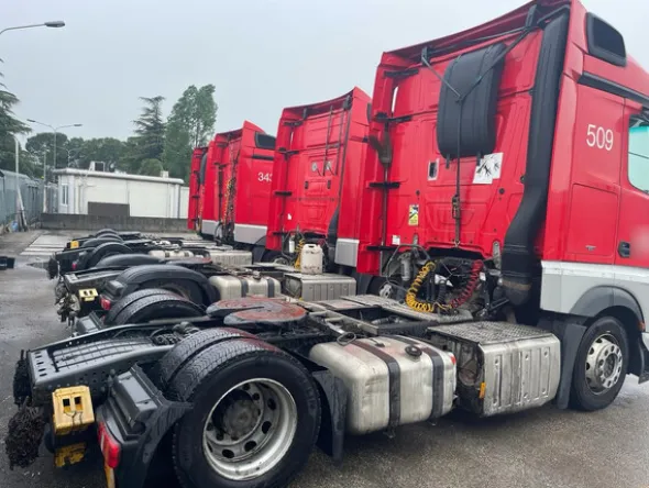 10#8302 Trattore stradale Mercedes New Actros 1845