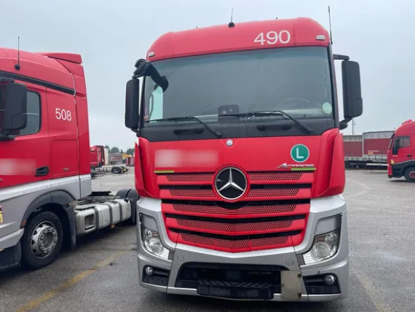 6#8302 Trattore stradale mercedes New Actros 1845