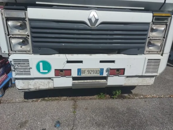 21#7675 Trattore stradale Renault