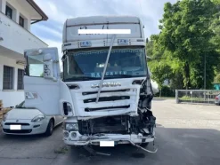 13#8333 Trattore stradale Scania CV500