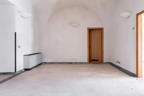#15083 Tredici locali per ex istituto di credito