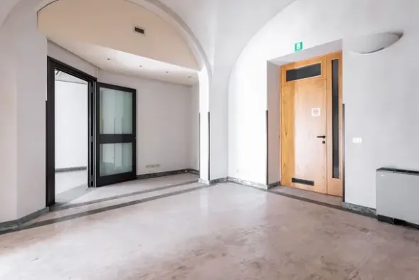 #15083 Tredici locali per ex istituto di credito