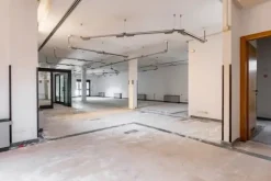 #15083 Tredici locali per ex istituto di credito