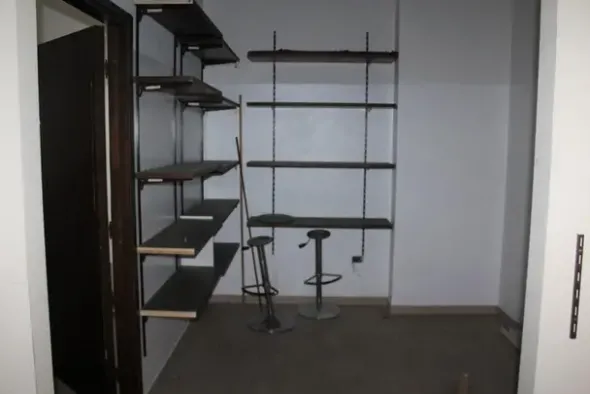 #14893 Tre negozi vicini in edificio polifunzionale