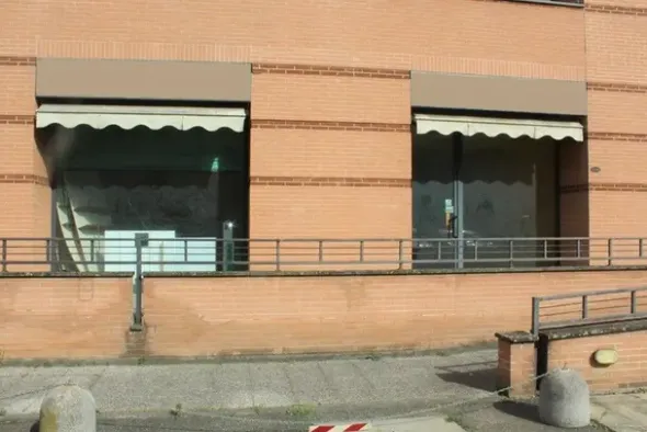 #14893 Tre negozi vicini in edificio polifunzionale