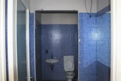 #14893 Tre negozi vicini in edificio polifunzionale