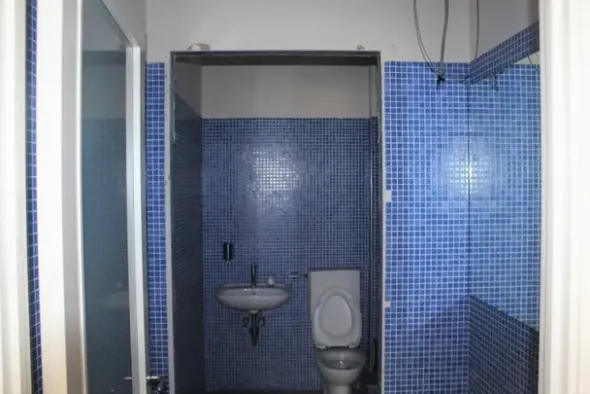 #14893 Tre negozi vicini in edificio polifunzionale