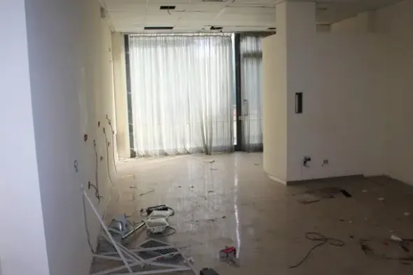 #14893 Tre negozi vicini in edificio polifunzionale