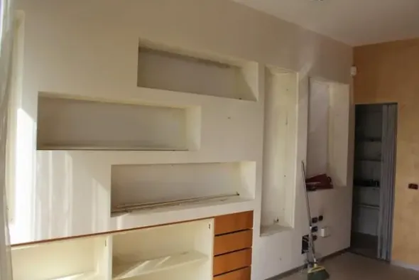 #14893 Tre negozi vicini in edificio polifunzionale