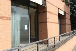 #14893 Tre negozi vicini in edificio polifunzionale