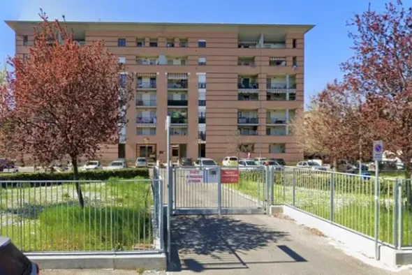 #14893 Tre negozi vicini in edificio polifunzionale