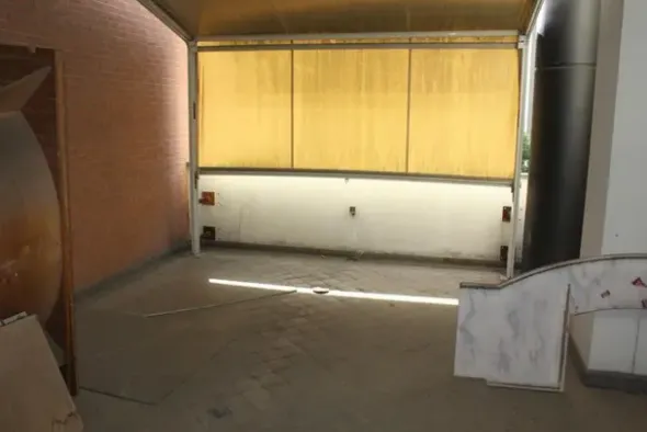 #14893 Tre negozi vicini in edificio polifunzionale