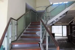 #14893 Tre negozi vicini in edificio polifunzionale