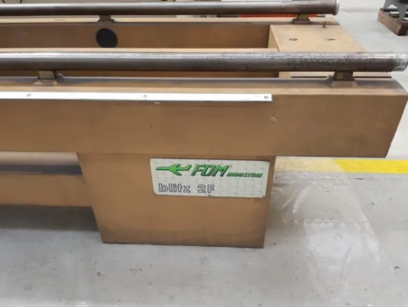 17#4980 Troncatrice FOM Industrie