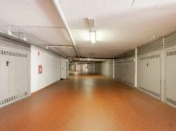 #13427 2 Uffici, 2 Negozi, 1 Autorimessa e 1 posto auto