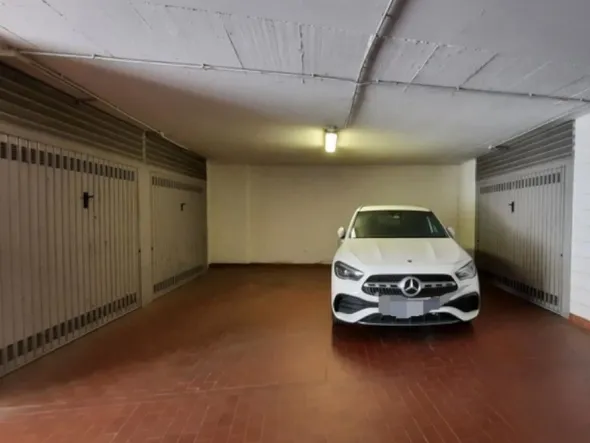 #13427 2 Uffici, 2 Negozi, 1 Autorimessa e 1 posto auto
