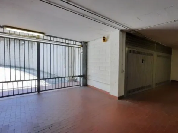 #13427 2 Uffici, 2 Negozi, 1 Autorimessa e 1 posto auto