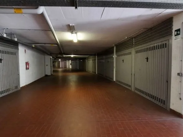 #13427 2 Uffici, 2 Negozi, 1 Autorimessa e 1 posto auto
