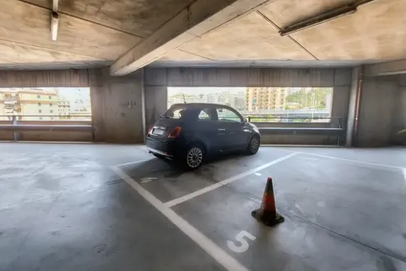 #24217 Ufficio al decimo piano e sette posti auto