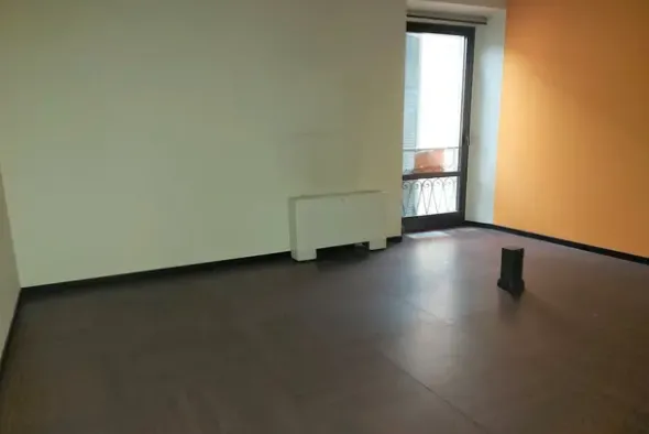 #18704 Ufficio al piano secondo con ampia autorimessa