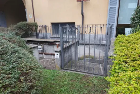 #18704 Ufficio al piano secondo con ampia autorimessa
