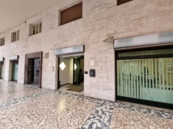 #22999 Ufficio al piano terra con archivio al seminterrato a reddito garantito