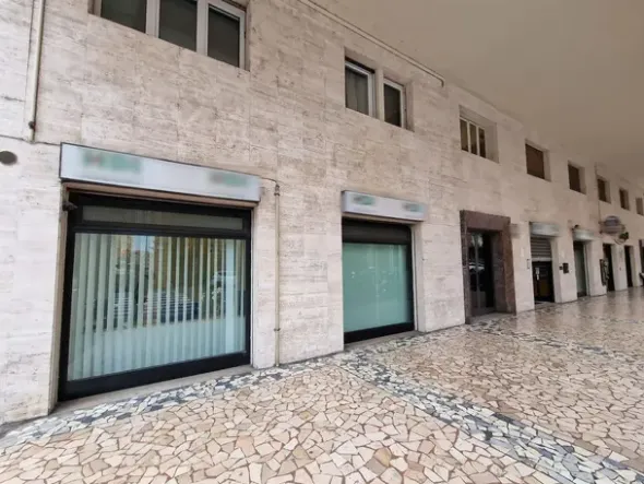 #22999 Ufficio al piano terra con archivio al seminterrato a reddito garantito